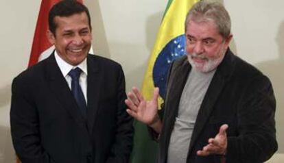 El presidente electo de Perú, Ollanta Humala, junto al espresidente brasileño, Lula da Silva, antes de la conferencia de prensa conjunta tras su reunión este viernes en Sao Paulo.