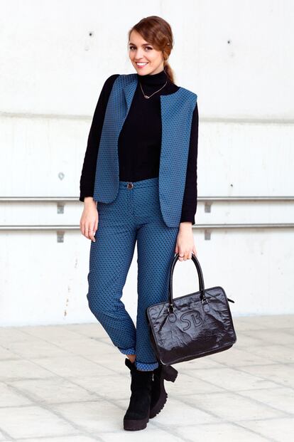 Lucía Fernandez Alonso, periodista y responsable del blog Luceral, eligió Chaleco y pantalón de Antonia Martorell, jersey de C&A, botines de Alpe y bolso vintage de Salvador Bachiller.