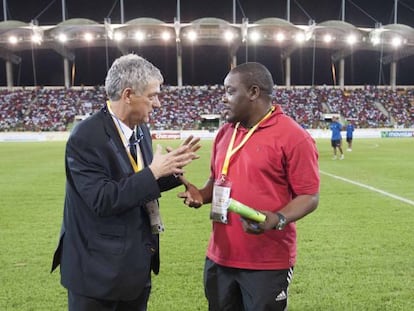 Ángel María Villar charla con un trabajador de la Federación de Guinea Ecuatorial