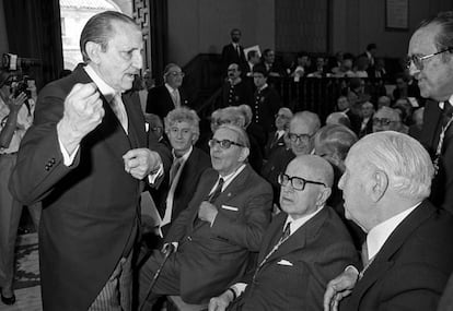 Antonio Buero Vallejo, de pie, con F&eacute;lix Grande, Gonzalo Torrente Ballester, D&aacute;maso Alonso y Pedro La&iacute;n Entralgo, en la entrega del Premio Cervantes en abril de 1987.