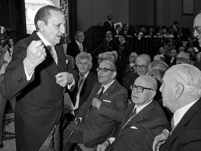 Antonio Buero Vallejo, de pie, con F&eacute;lix Grande, Gonzalo Torrente Ballester, D&aacute;maso Alonso y Pedro La&iacute;n Entralgo, en la entrega del Premio Cervantes en abril de 1987.