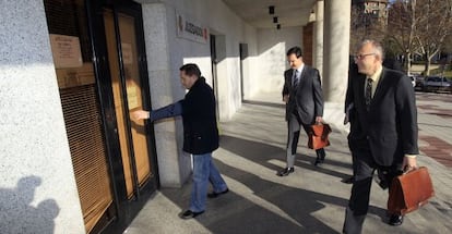 Antonio Sayago y Óscar Romera, a la entrada de los juzgados.