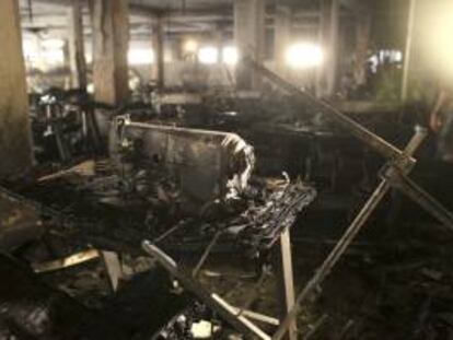 Las máquinas de coser que quedaron calcinadas después del incendio de una fábrica de prendas de vestir en Dhaka, Bangladesh, el pasádo sábado.