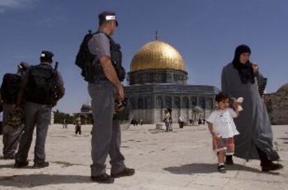 Soldados israelíes patrullan en la Explanada de las Mezquitas, ayer en Jerusalén.