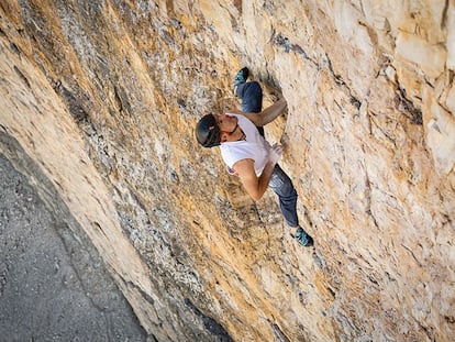 Dani Arnold durante una de sus ascensiones sin cuerda.