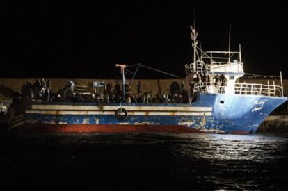 Una barcaza con 347 inmigrantes a bordo llega a las costas de Lampedusa.