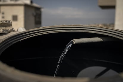 Los depósitos logran tener algo de agua solo cuando hay luz. “Tenemos electricidad solo durante dos horas al día y es cuando aprovechamos para ducharnos, lavar la ropa y limpiar la casa”, asegura Mrad.