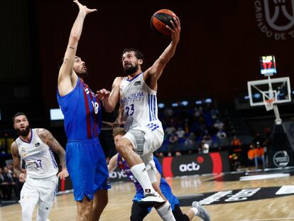 Llull lanza a canasta ante Oriola. acbphoto