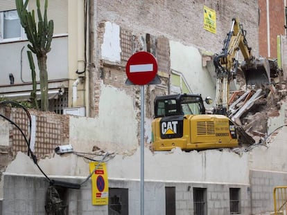 Demoilició d'un edifici aquest divendres a Gràcia.