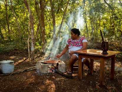 La voz cacao para nombrar al árbol y su semilla deriva del maya 'kakaw', pero fue nahuatlizada con la adición del sufijo –atl. En la imagen, Leonila Nahuat Tun tuesta las semillas de cacao para la celebración del día de los muertos en la comunidad Xocén, en Yucatán, en 2021.