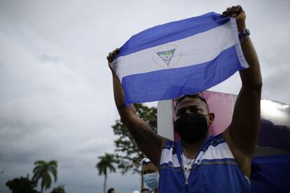 Decenas de nicaragüenses protestan en Ciudad de Panamá por las elecciones presidenciales en Nicaragua y para exigir libertad para los presos políticos.