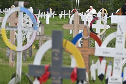 El Papa hace un rezo en silencio en el cementerio de Ermeskin, en Maskwacis, Alberta (Canadá). El hallazgo de más de 1.400 tumbas sin marcar en terrenos de estas antiguas instituciones confirma el horror del informe publicado por los expertos, que estiman que más de 6.000 niños fallecieron.