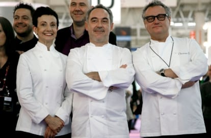 Ferran Adrià, en el centro, con Carme Ruscalleda y el pastelero Christian Escribà en el salón de alimentación Alimentaria 2010.