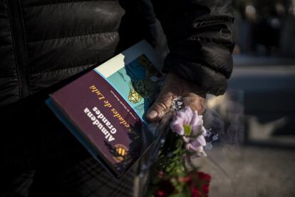 Detalle de un libro de Almudena Grandes, este lunes durante el entierro de la escritora. 