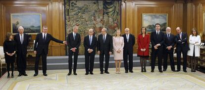 Los trece ministros nombrados por el presidente del Gobierno, Mariano Rajoy, se preparan antes de la llegada de los Reyes para el acto de su toma de posesión, en un acto celebrado hoy en el Palacio de la Zarzuela.