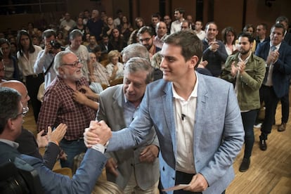 El presidente de Ciudadanos (C's), Albert Rivera (d), el candidato a la Lehendakaritza por la formación naranja, Nicolás de Miguel, el filósofo Fernando Savater (i) y el jurista Francisco Sosa Wagner (c), momentos antes de participar en Bilbao en el coloquio 'Los retos de los constitucionalistas en España'. 