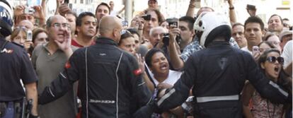 Decenas de detractores de Hugo Chávez, ante la librería madrileña en la que se encontraba ayer el presidente de Venezuela.