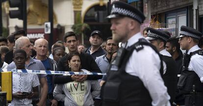 Vecinos de Londres se acercan a las zonas acordonadas por el atentado, este domingo. 