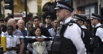 Vecinos de Londres se acercan a las zonas acordonadas por el atentado, este domingo.