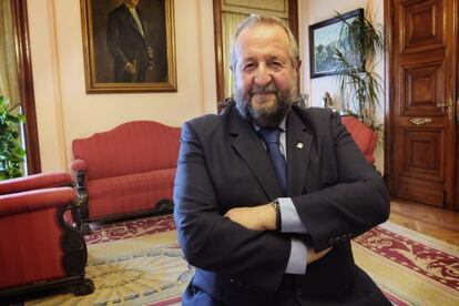 El alcalde de Lugo en su despacho