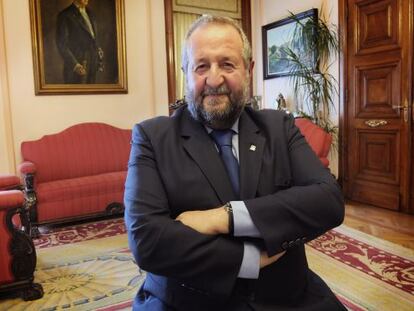 El alcalde de Lugo en su despacho