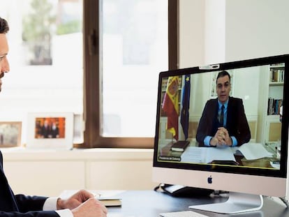 El líder del Partido Popular, Pablo Casado (izq), mantiene este lunes una videoconferencia con el presidente del Gobierno español, Pedro Sánchez.