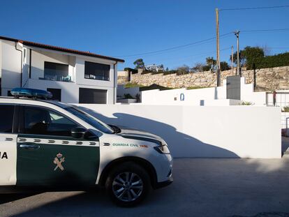 Un vehículo de la Guardia Civil en, en el exterior de una vivienda en Galicia.