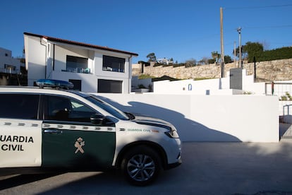 Un vehículo de la Guardia Civil en, en el exterior de una vivienda en Galicia.