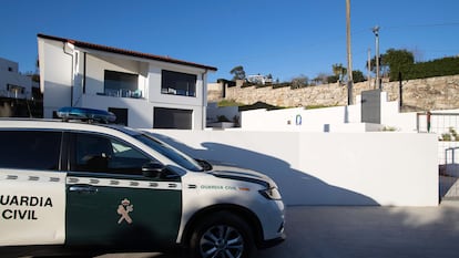 Un vehículo de la Guardia Civil en, en el exterior de una vivienda en Galicia.