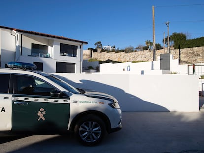 Un vehículo de la Guardia Civil en, en el exterior de una vivienda en Galicia.