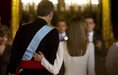 Los Reyes Felipe VI y Leticia tras el besamanos en el Palacio Real.