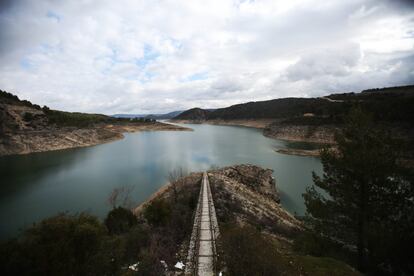 La transferencia se condiciona a que el nivel de los embalses de la cabecera del Tajo (de donde sale el agua) no baje de los 400 hectómetros cúbicos ningún día de mayo y junio. Por debajo de los 400 la ley no permite transferir ni una gota. En la imagen, vista del embalse de Entrepeñas.