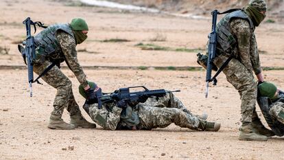 Soldados ucranianos realizan ejercicios de adiestramiento en el  'Toledo Training Command', en Toledo, el pasado día 2.