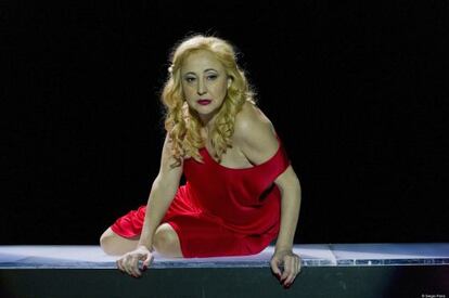 Carmen Machi en el papel de Helena de Troya en la representación de la obra 'Juicio a una zorra', de Miguel del Arco.