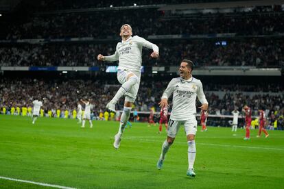 Fede Valverde celebra su gol al Sevilla al lado de Lucas Vázquez.