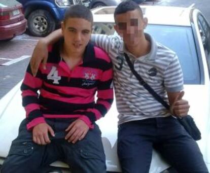 Smain El Hannoudi Abselam (izquierda), sigue en prisión pese al indulto. En la imagen, con un amigo.