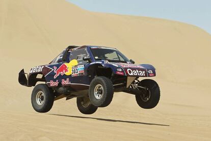 Carlos Sainz, con su Buggy, durante la primera etapa del Dakar.