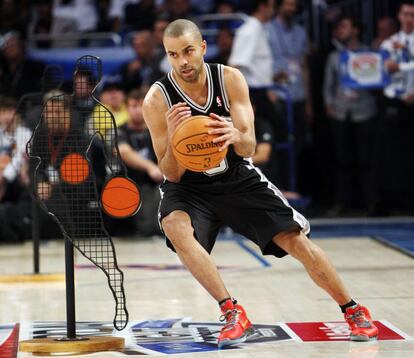 Tony Parker dribla un escollo durante el concurso de habilidades.