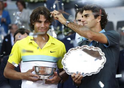 Federer y Nadal tras recibir el trofeo de campeón y subcampeón, respectivamente, del Masters 1000 de Madrid. Federer ganó en dos sets (6-4 y 6-4) a Nadal.