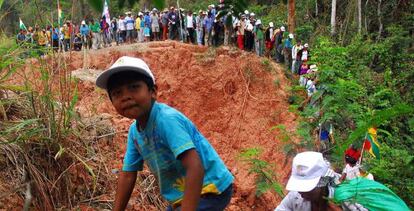 Indígenas bolivianos a su llegada a la población de Marimonos.
