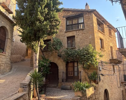La casa de piedra donde vivió Jose Donoso, en Calaceite, España, en agosto de 2025.