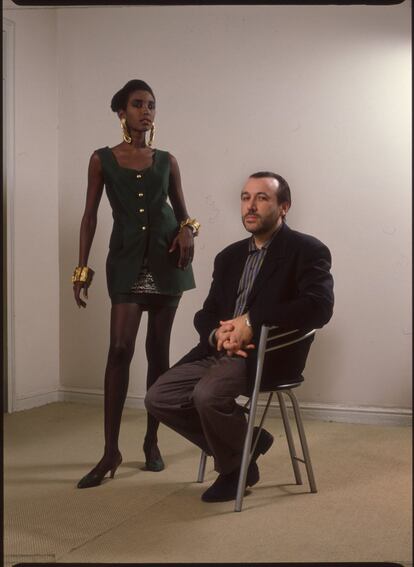 Pedro del Hierro posa con una modelo en marzo de 1998. Fue el miembro más joven en ingresar en la Cámara de Alta Costura, en 1976, con solo 28 años.