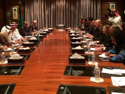 Imagen de la reunión celebrada esta mañana en Riad, a la que han asistido la ministra de Fomento, Ana Pastor, y el presidente de Renfe, Pablo Vázquez.