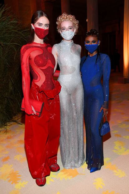 Rojo, blanco y azul: Stella McCartney se inspiró en los colores de la bandera estadounidense para vestir a Ella Emhoff, Julia Garner y la gimnasta Nia Dennis. Para que luego digan que Sonia Monroy no fue pionera.