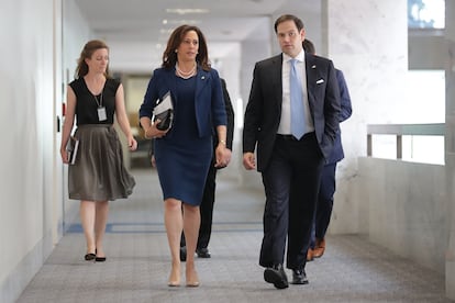 La senadora Kamala Harris y el senador Marco Rubio, en el Capitolio, el 20 de julio de 2017. En las primarias de 2016, Harris quedó en primer lugar con el cuarenta por ciento de los votos y ganó por mayoría simple en la mayoría de los condados.