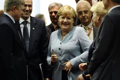 La canciller alemana Angela Merkel (centro).