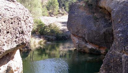 Entre Bot i Horta de Sant Joan, a la comarca de la Terra Alta, hi ha el paratge de les Olles, també conegudes com Olles del Baubo. Es tracta d'un seguit de gorgues i tolls d'aigua clara, i normalment freda, que dibuixa en plena natura el riu Canaletes, un afluent de l’Ebre que neix als ports de Beseit. Les Olles són unes piscines naturals, algunes més fondes que d’altres, enclavades entre roques. El paratge és molt tranquil i agradable.