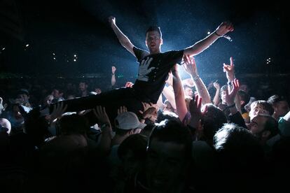 Un joven es levantado por la multidud durante un concierto en el pasado Primavera Sound.