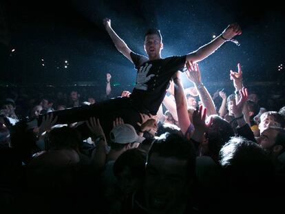 Un joven es levantado por la multidud durante un concierto en el pasado Primavera Sound.