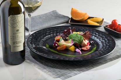 Ensalada de suprema de ave, naranja y aceituna Kalamata. Se armoniza con Finca Montico Gran Vino de Rueda.